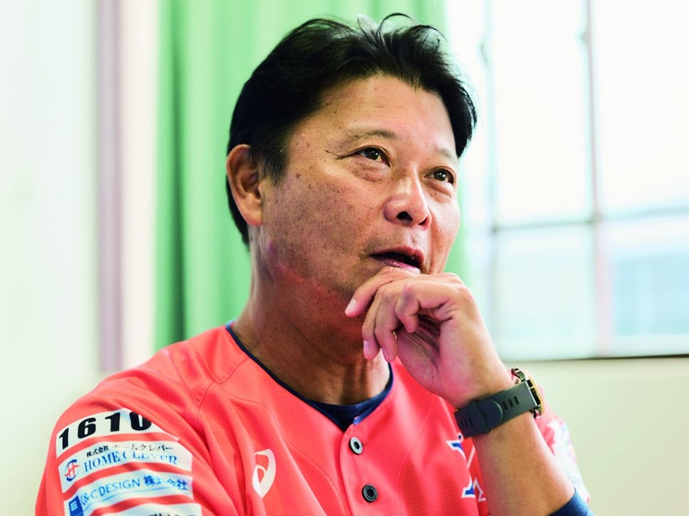 落合と同じく、1997年にヤクルトから金銭トレードで日本ハムに加入した橋上秀樹。現在はオイシックス新潟アルビレックスBC監督を務める（2022年撮影）©︎Yuki Suenaga