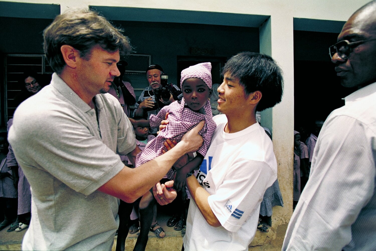 ワールドユース時、孤児院を訪問した際の1枚 ©JFA/AFLO