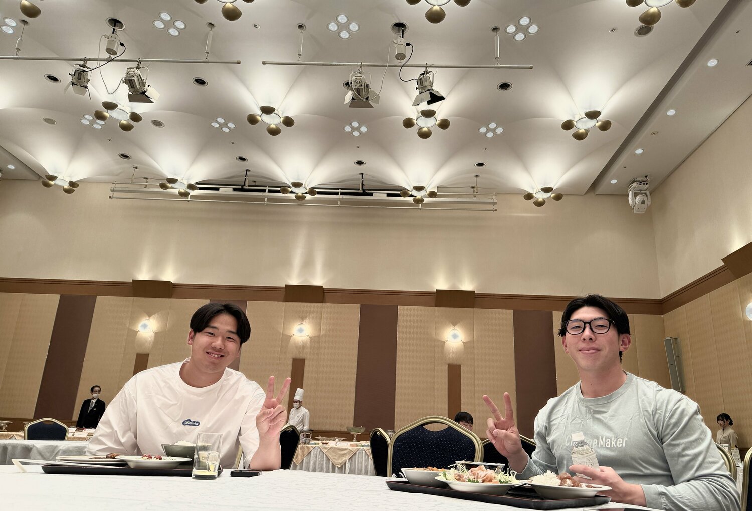 食事会場で仲良く夕飯を食べる二人 ©︎Chiba Lotte Marines