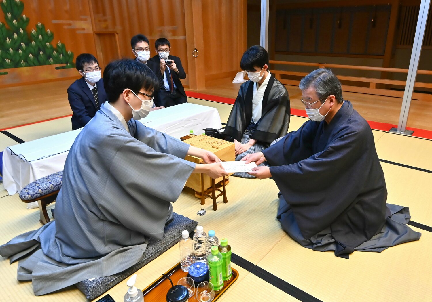 2021年、「豊島－藤井聡」で行われた王位戦第1局で立会人を務めた青野（代表撮影）　©JIJI PRESS