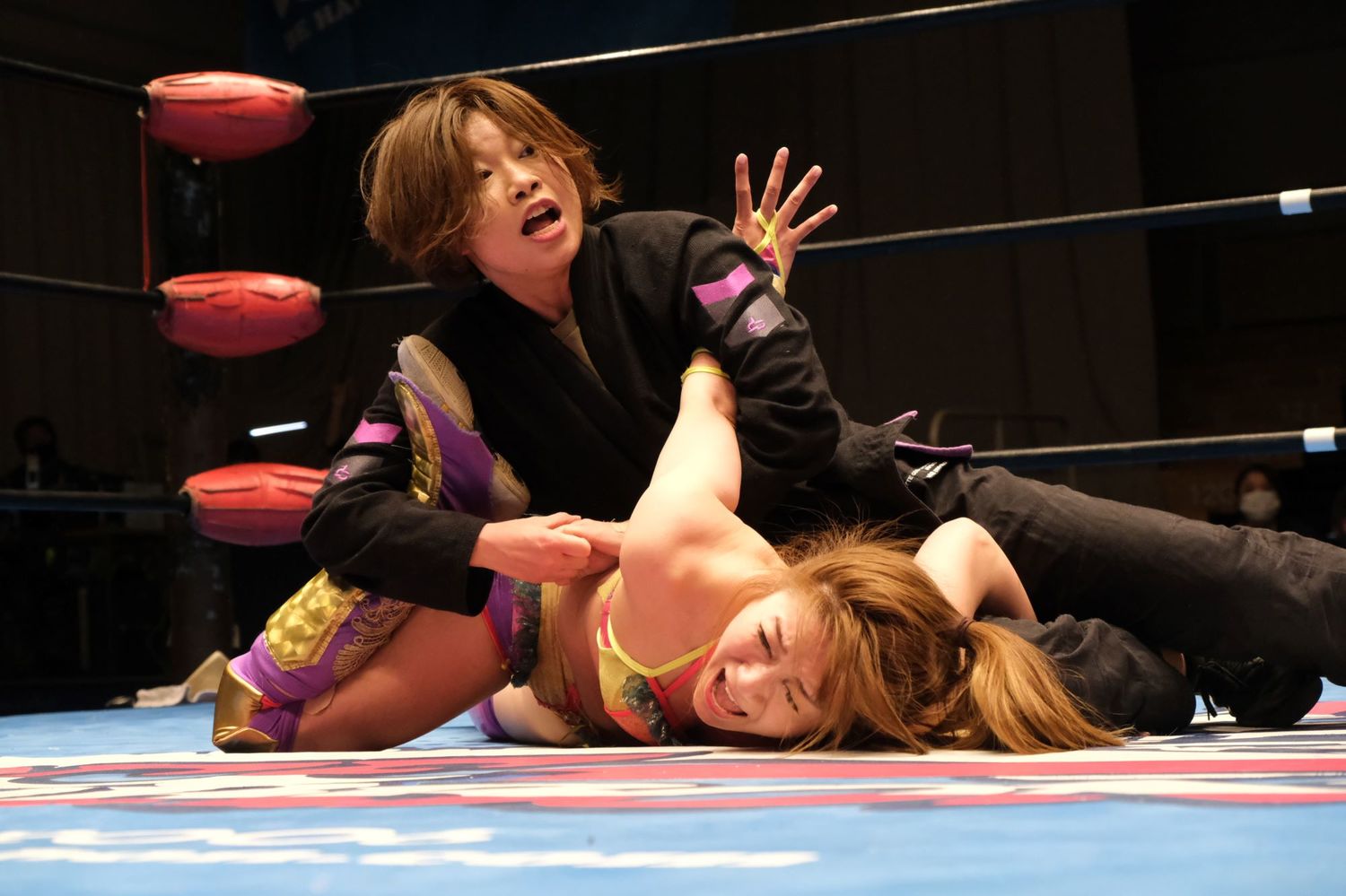 松屋うの（上）と雪妃真矢　(C)Norihiro Hashimoto