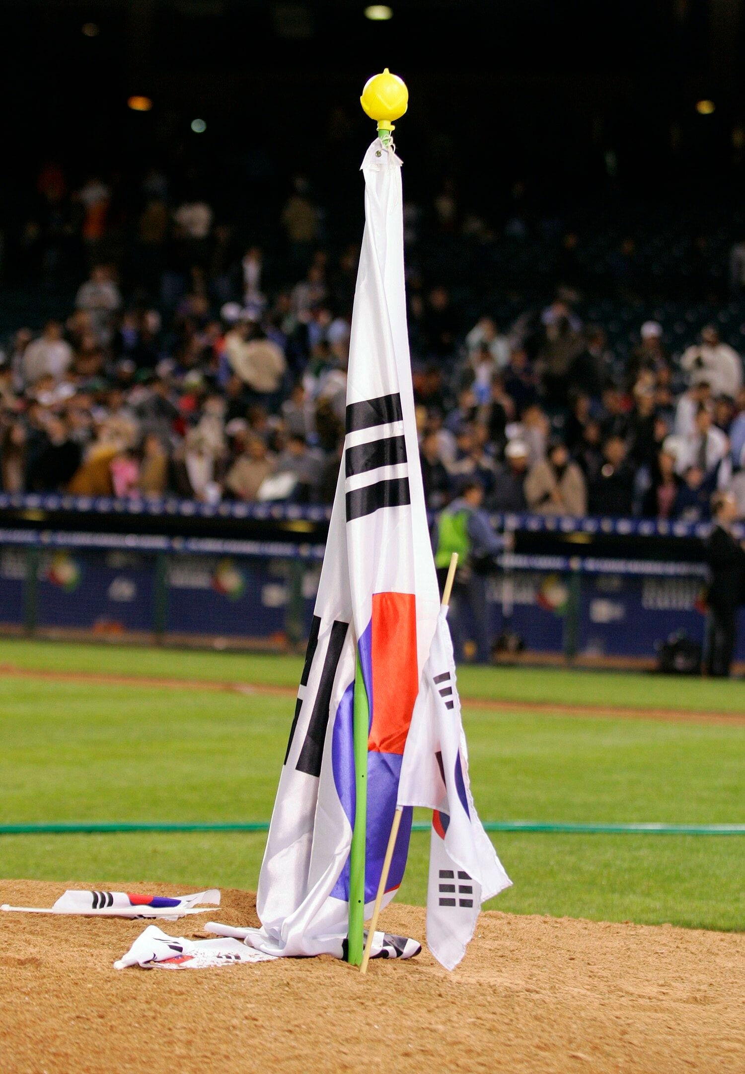 2006年のWBC。2次リーグで日韓戦に勝利した韓国選手がマウンドに国旗を立て、イチローは「僕の野球人生で最も屈辱的な日」と語った　©Getty Images