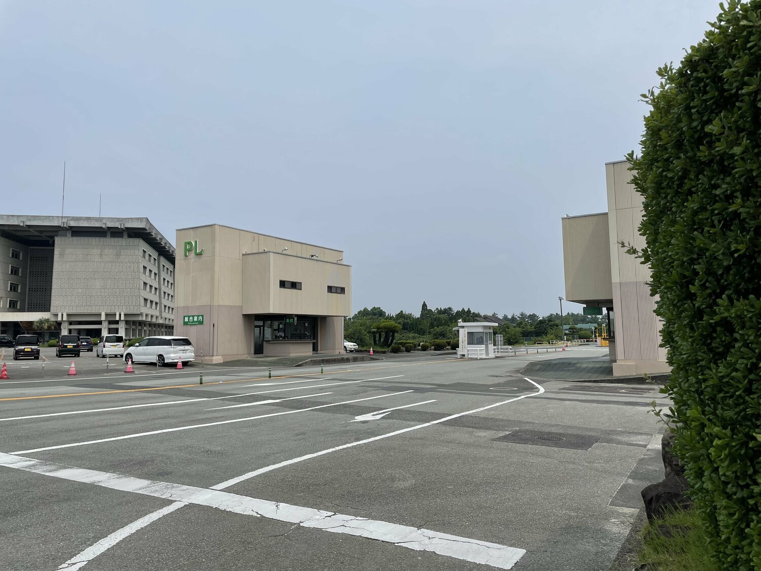 PL教団の聖地の正門（今年7月撮影） ©NumberWeb