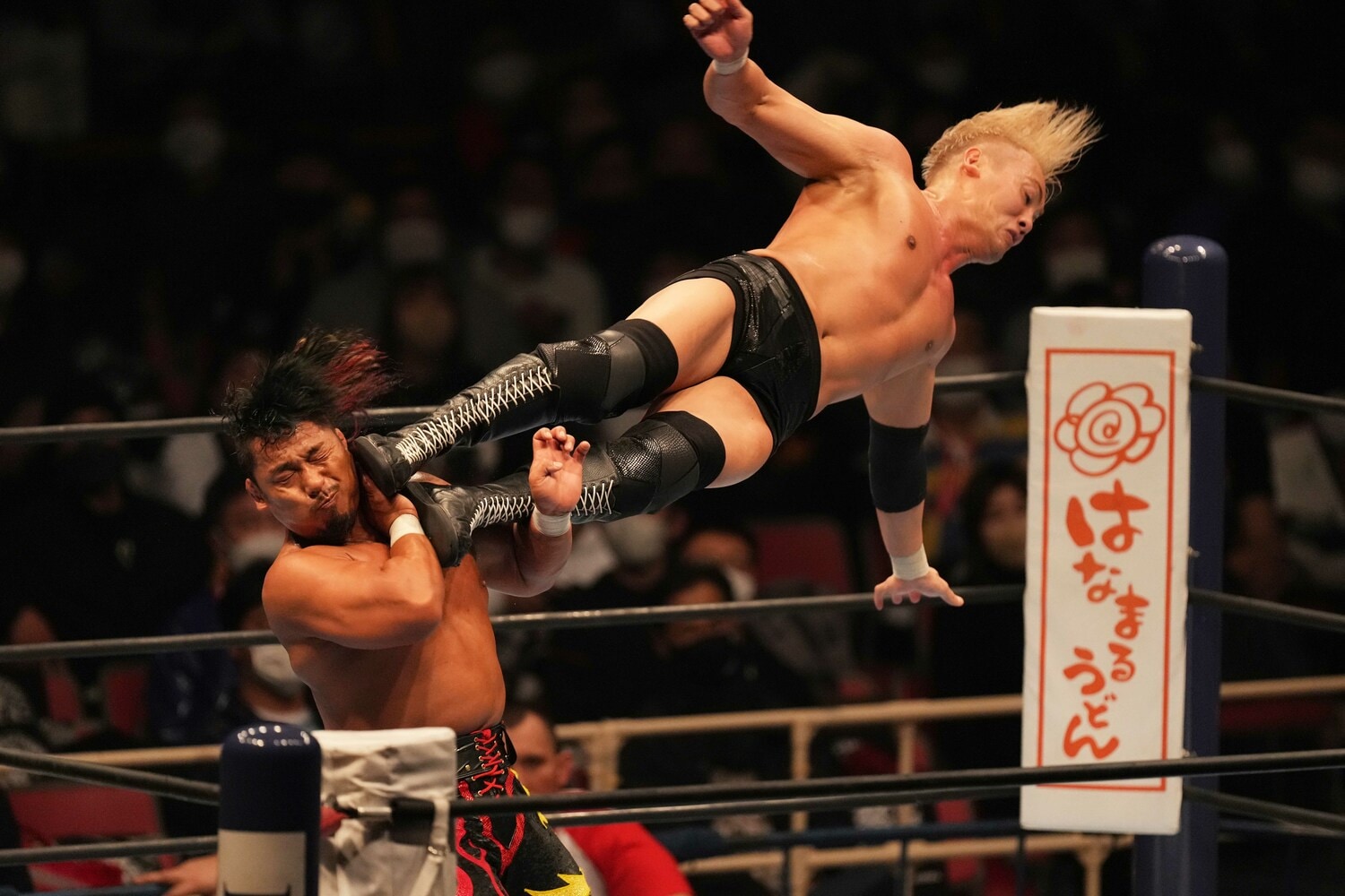 オカダのドロップキック。鷹木を下し、IWGPヘビー級王座を防衛した