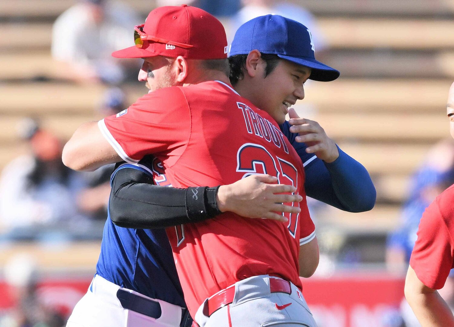 【テレビに映らない大谷名場面】2025年、再開した際の大谷とトラウト（クリック、右にスワイプすると写真はまだまだ続きます）　©JIJI PRESS