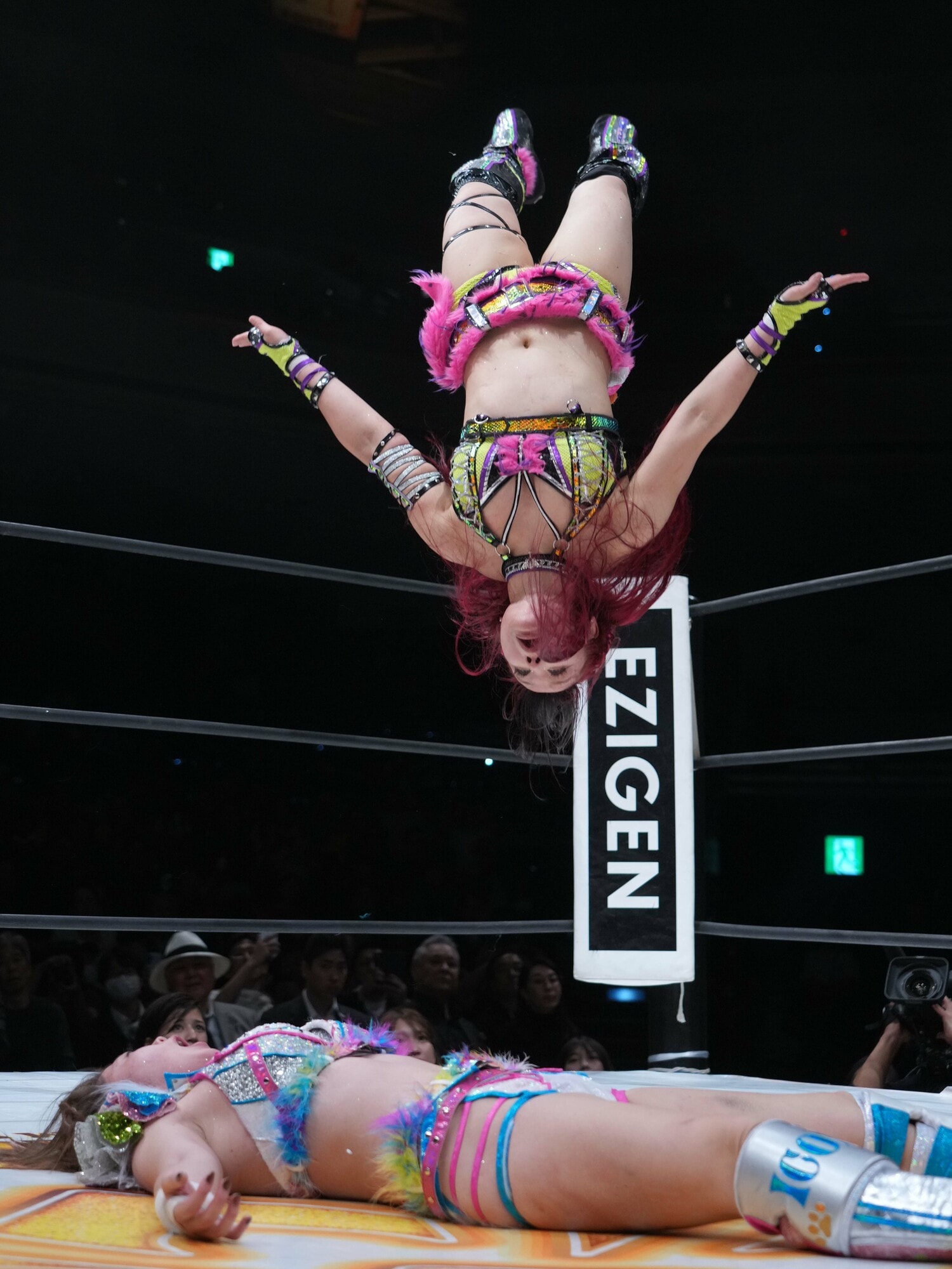 フィニッシュとなったイヨ・スカイのムーンサルトプレス ©Essei Hara