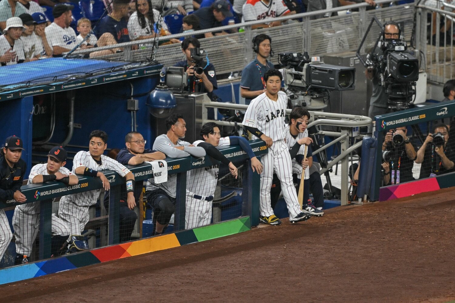 ビハインドとなり、ベンチから戦況を見つめる近藤、小園、大谷らの姿　©Nanae Suzuki