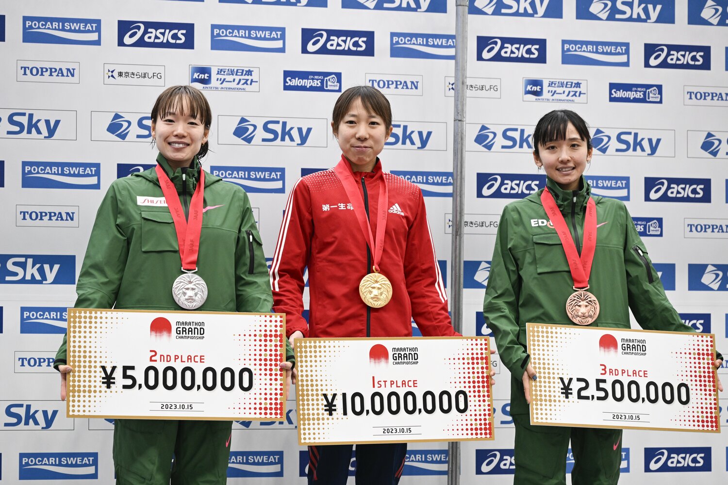 1位の鈴木優花（中央）と2位の一山麻緒（左）がパリ五輪の出場権を獲得。3位の細田あい（右）は来月3月10日の名古屋ウィメンズマラソンで自力での出場権獲得を目指す　©Asami Enomoto