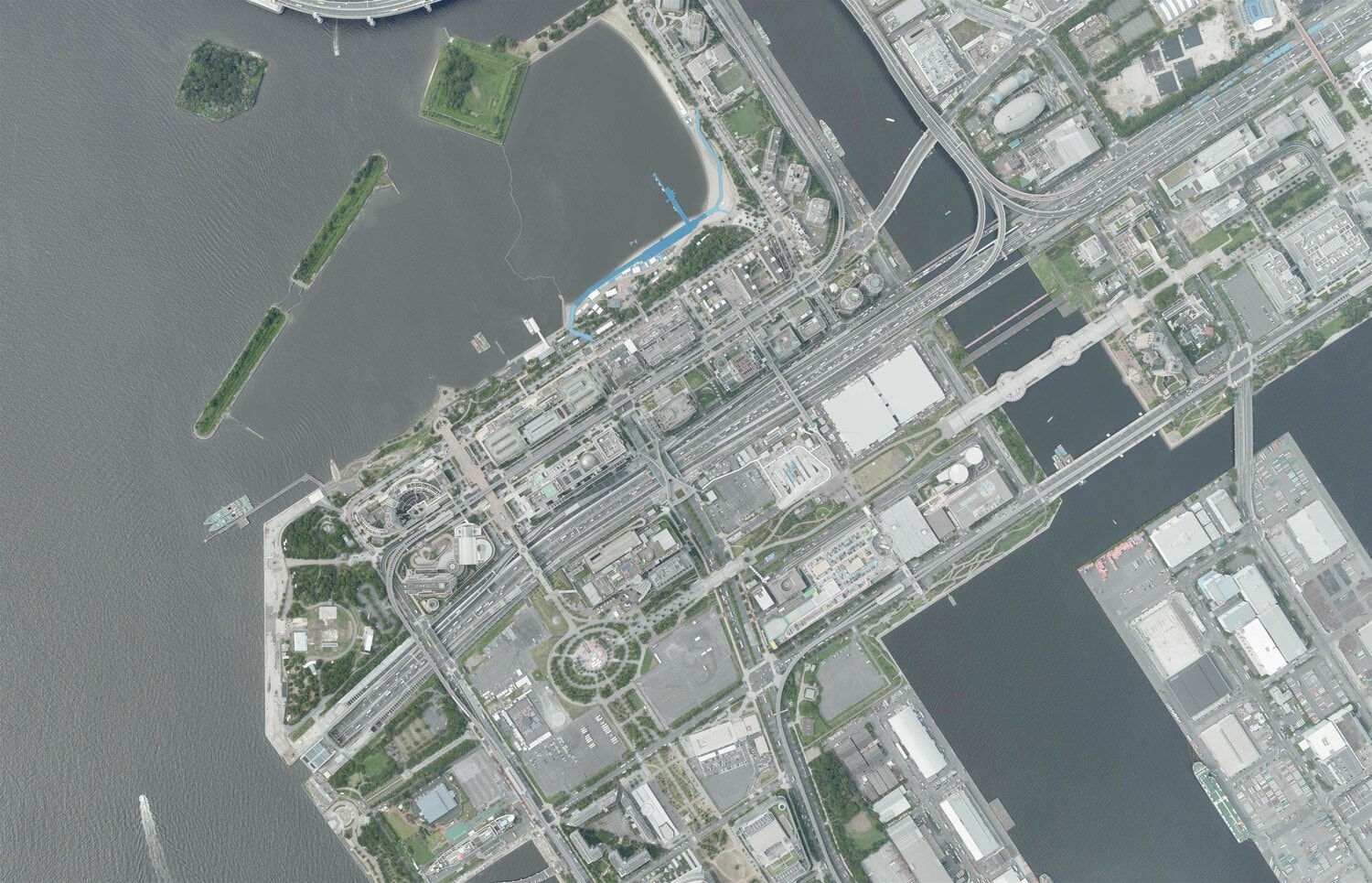 2019年のお台場付近の航空写真。お台場の右下に観覧車とパレットタウンが確認できる。22年前には空き地が目立ったが開発が進んだことが分かる　出典：国土地理院の空中写真