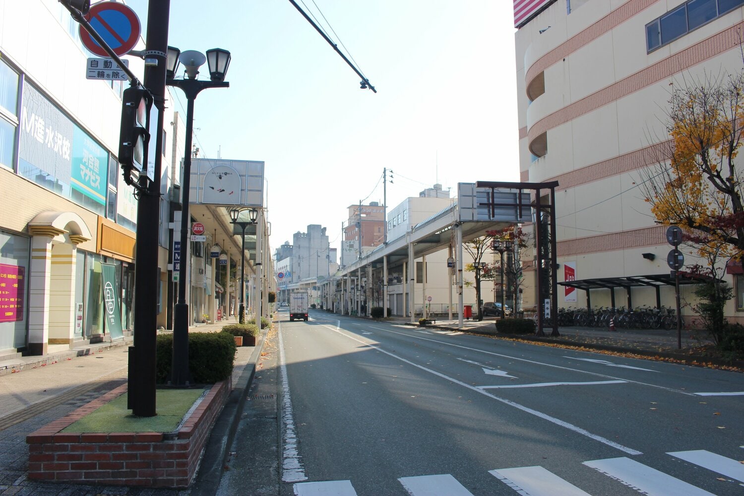 奥州市内を走る県道113号。写真奥が水沢駅方面　©Number Web
