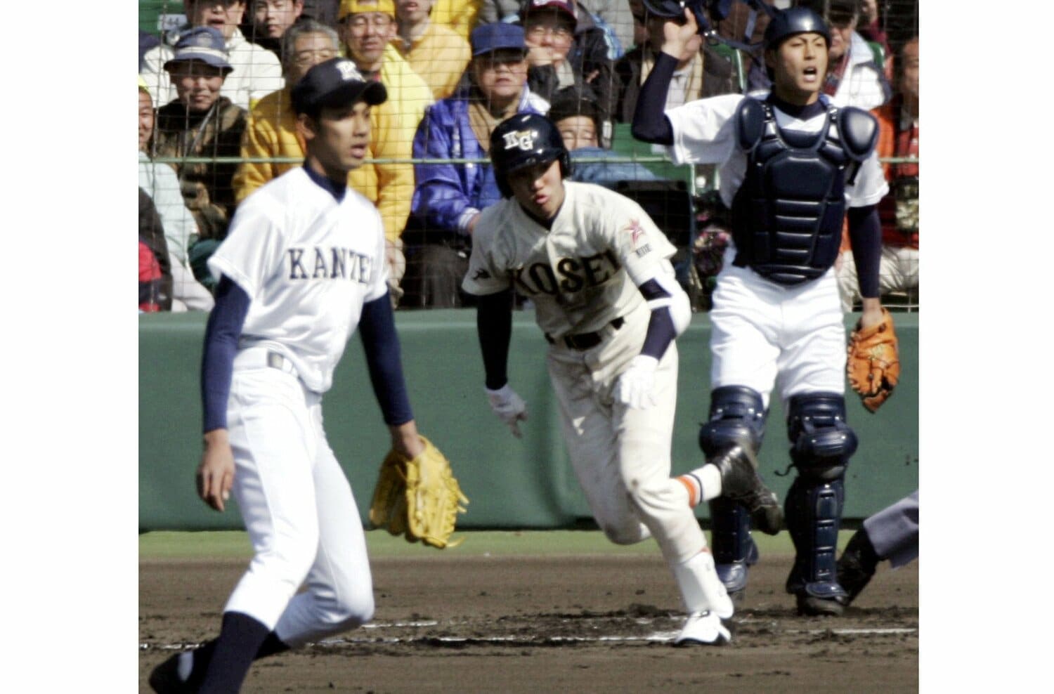 2006年のセンバツ甲子園でヒットを放つ坂本勇人（巨人）。投手は関西・ダース・ローマシュ匡 ©KYODO