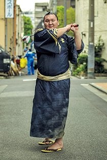 白鵬翔 Sho Hakuho
1985年3月11日、モンゴル生まれ。宮城野部屋所属の第69代横綱。'00年10月15歳で来日し'01年春場所で初土俵を踏む。'04年夏場所で外国人力士としては史上最年少で新入幕。'06年3月大関、'07年5月横綱に昇進。193cm、155kg。