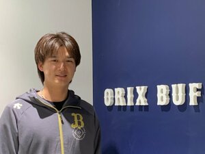 現役時代を振り返った佐野皓大さん。現在は球団職員としてチームを支えている（2026年1月撮影）