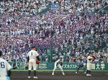 「プロのストライクゾーンはルールブック通り」“高校野球ストライク”は実際あるの？…現役審判員が語る「誤審問題」ホントのトコロ＜Number Web＞ photograph by Hideki Sugiyama