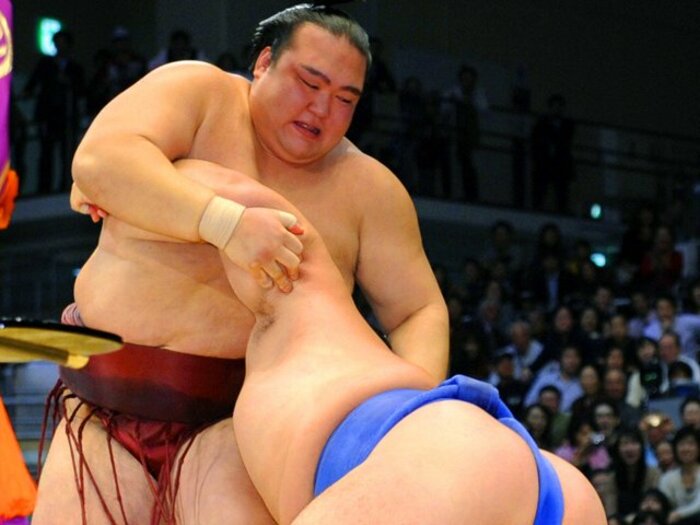 “孤高の新大関”稀勢の里、活躍の鍵は亡き師の言葉。~大相撲、波乱の一年に幕~<Number Web> photograph by KYODO