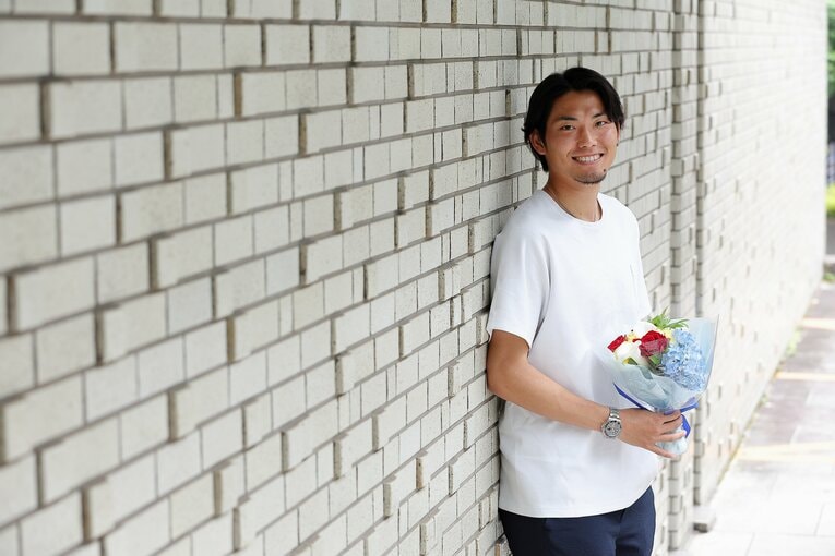 花束を手に笑顔　©Shigeki Yamamoto