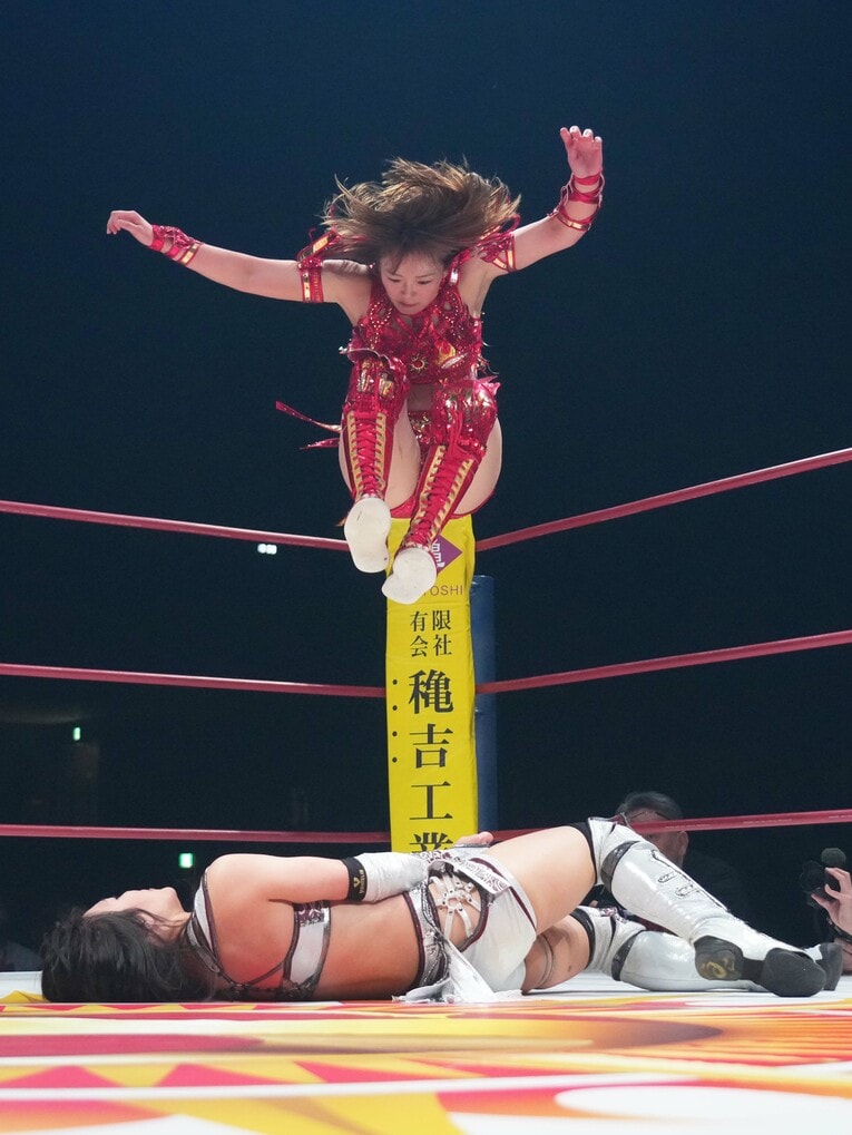 コーナーから朱里を踏みつけるSareee　©Essei Hara