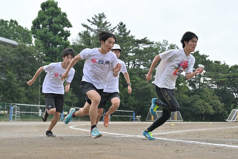 トレーニングに励む現在の桐朋中高陸上部のメンバーたち　©Hideki Sugiyama