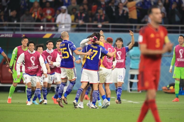 田中を祝福するメンバーたち（奇跡のゴールシーン　50／57）©Kazuo Fukuchi/JMPA