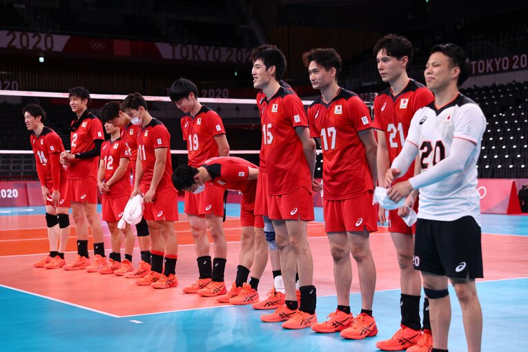 東京五輪、準々決勝でブラジルにやぶれた日本代表。高橋藍（右から2番目）にとって、この敗北の瞬間が海外への転機になったという　©︎Ryosuke Menju/JMPA