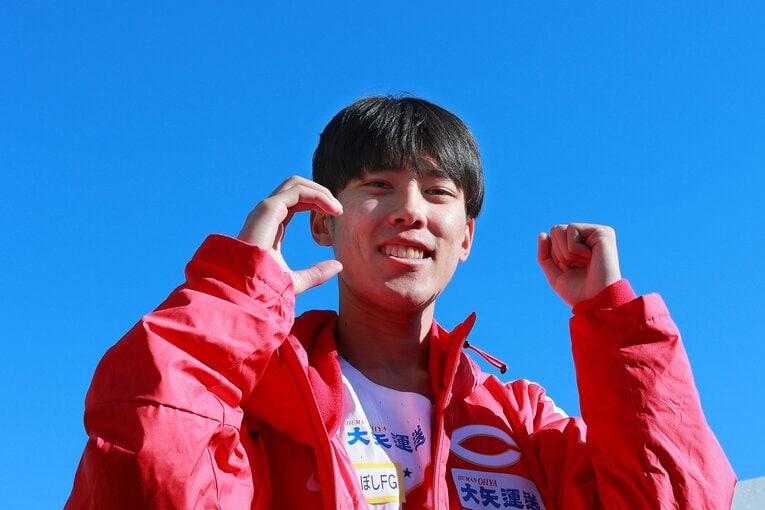 1区区間賞を獲った中大・吉居駿恭（3年）。レース後にガッツポーズ。兄・吉居大和との会話もこの鶴見中継所で行われた　©Sankei Shimbun