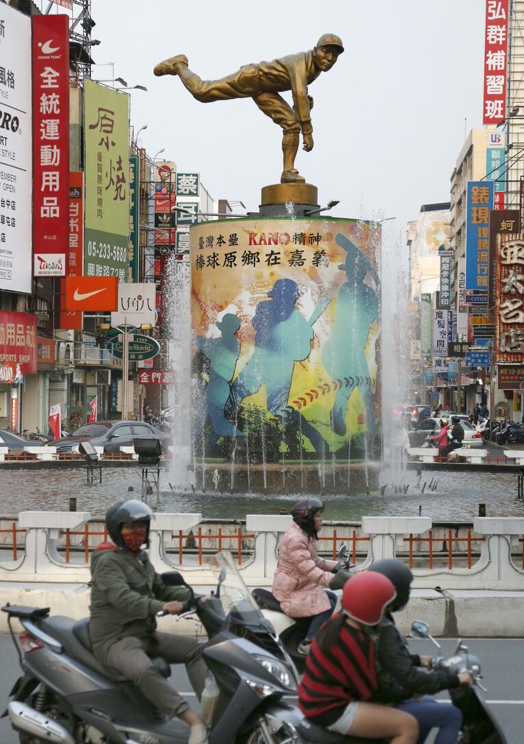 嘉義農林（台湾）を準優勝に導いた呉明捷（ご・めいしょう）の銅像 ©KYODO