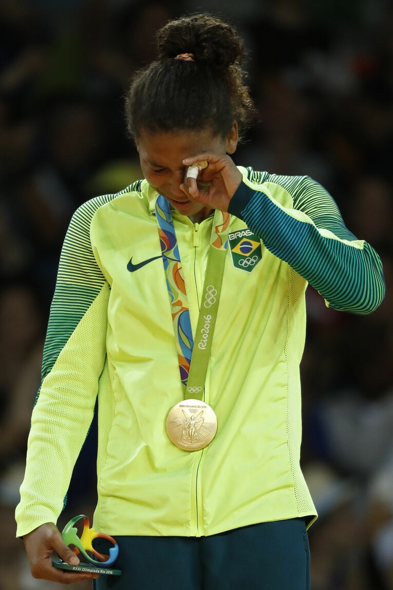 金メダルを肩にかけて涙のラファエラ・シルバ　©AFPJIJI PRESS