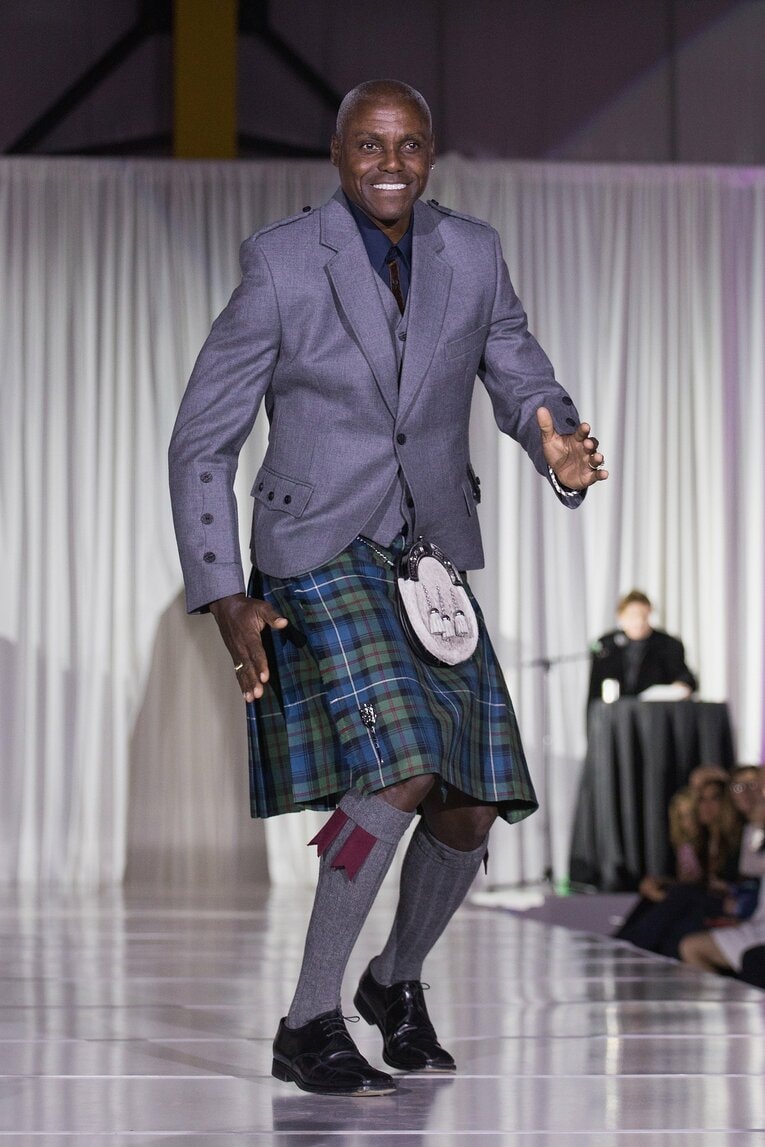 2018年、キルト生地のファッションイベントでスカートを着て現れたカール・ルイス　©Getty Images