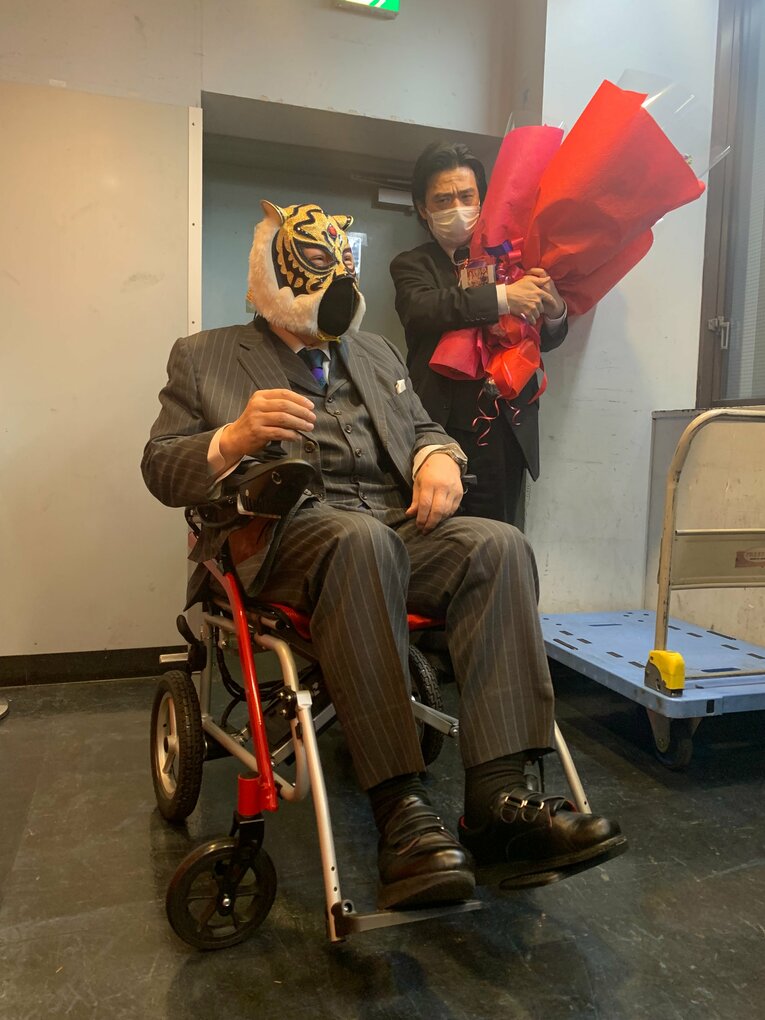 ストロングスタイルプロレスの年内最終興行でマスコミの囲み取材に答えた佐山聡。クイーンのライバルとなる存在について言及した