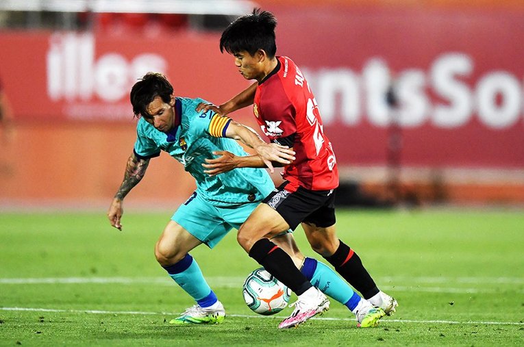 19-20シーズン、当時バルサのメッシをチェックする久保　©Getty Images