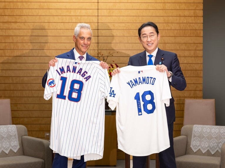 9月30日、退任する岸田首相に、大谷や山本由伸、鈴木誠也、今永昇太のサインが入ったドジャースとカブスのユニフォームを贈呈した ©アメリカ大使館