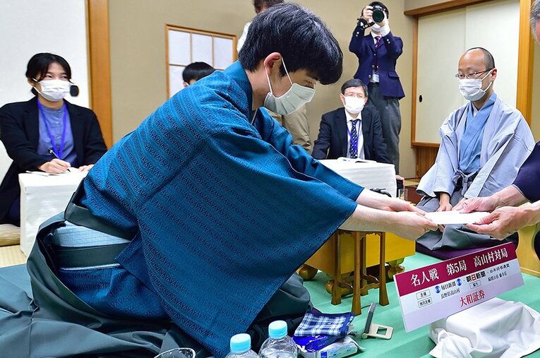 名人戦第5局での藤井聡太竜王。新名人獲得、七冠達成の偉業を20歳にして成し遂げた　©日本将棋連盟