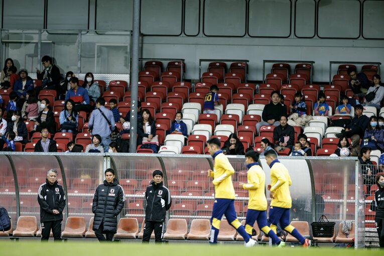 長谷部は森保一監督、田嶋幸三会長とともに日本代表の練習を見つめた ©Kiichi Matsumoto