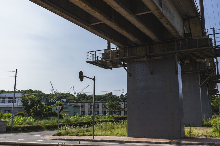 市役所前のJRのガードの向こうに、スタジアム建設現場のクレーンを発見