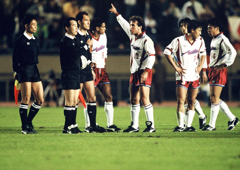 審判に厳しい表情で抗議するジーコ　©︎BUNGEI SHUNJU