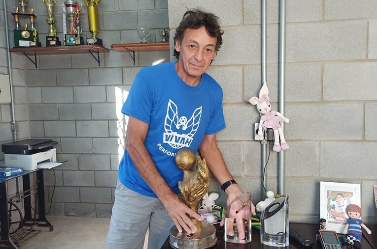 1994年のMVPトロフィー、1993年と1994年のベストイレブン賞とともに写真に収まってくれたペレイラ ／ photograph by Hiroaki Sawada