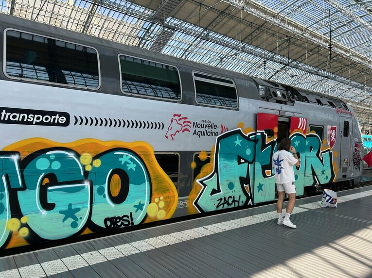 ボルドー行きの列車。落書きがすごい