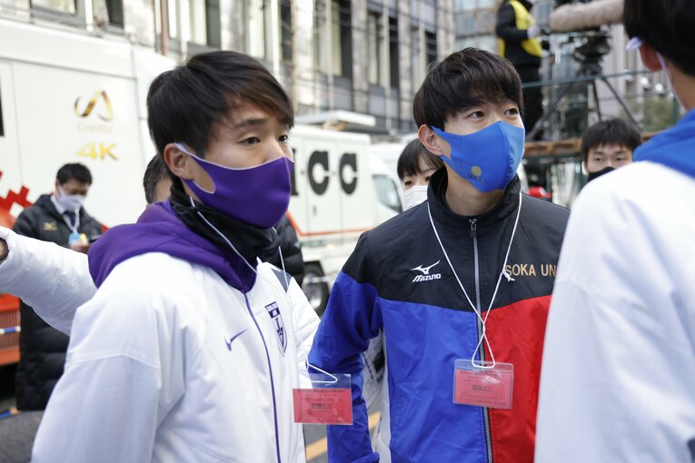 10区の形勢を見守る神戸（左）（逆転優勝のゴールシーン6/23）　©JMPA