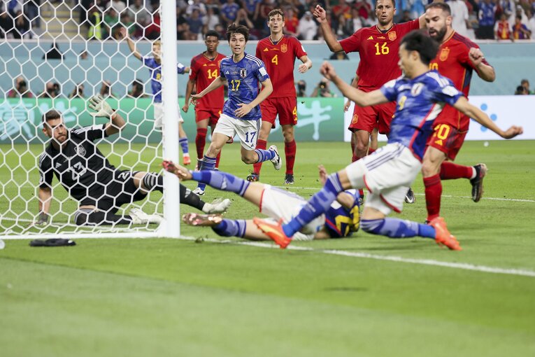 三笘薫の折り返しに走り込む田中碧　©Kaoru Watanabe/JMPA