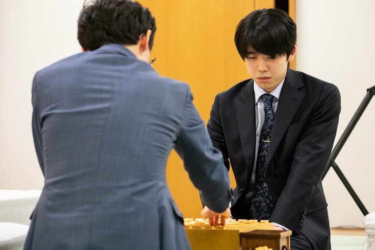 普段の公式戦では見られない……藤井聡太竜王・名人の素朴な笑顔と“素の表情”（全20枚超）　©Nanae Suzuki