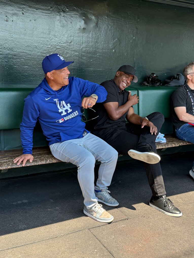 【番記者が撮った“テレビに映らない”大谷＆ドジャース写真】じつはメチャクチャ仲良しのロバーツ監督とボンズ　©Naoyuki Yanagihara