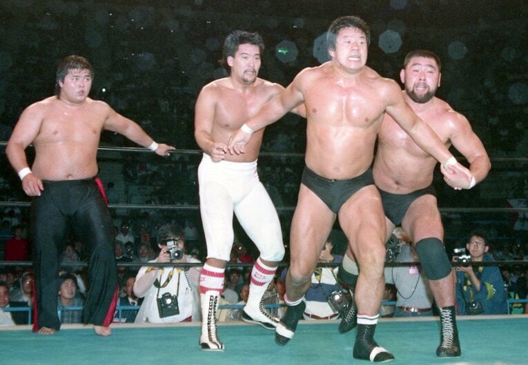 1988年、帰国した闘魂三銃士が初トリオ結成。藤波辰巳（藤波辰爾）を狙い撃ちする（左から）橋本真也、蝶野正洋、武藤敬司　©︎東京スポーツ新聞社