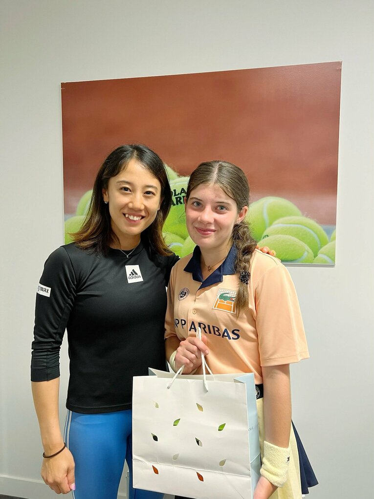 自身の打球が直撃したボールガールと一緒に写真に納まる女子テニスの加藤未唯（左）［同選手のツイッターより］©︎JIJI PRESS