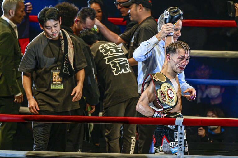 堤聖也vs.ノニト・ドネア。12月17日、両国国技館　©Takuya Sugiyama