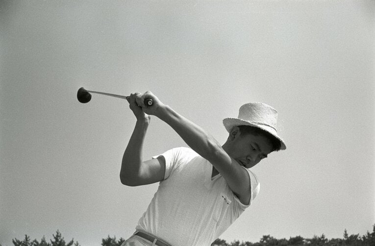 写真は1957年撮影。ゴルフを行う石原慎太郎　©BUNGEISHUNJU