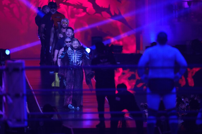 EVILたちの入場を見つめるウルフアロン　©Essei Hara