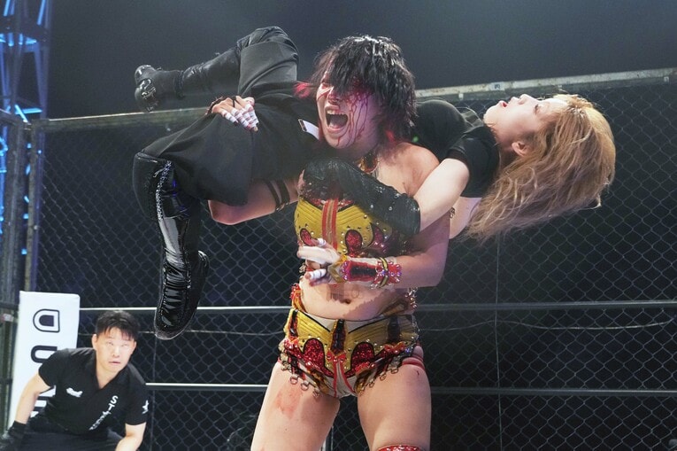 流血した林下詩美は鹿島沙希を担ぎ上げる