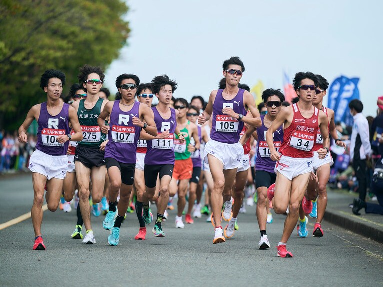 途中まで固まって走っていた立教大の選手たち　©Yuki Suenaga