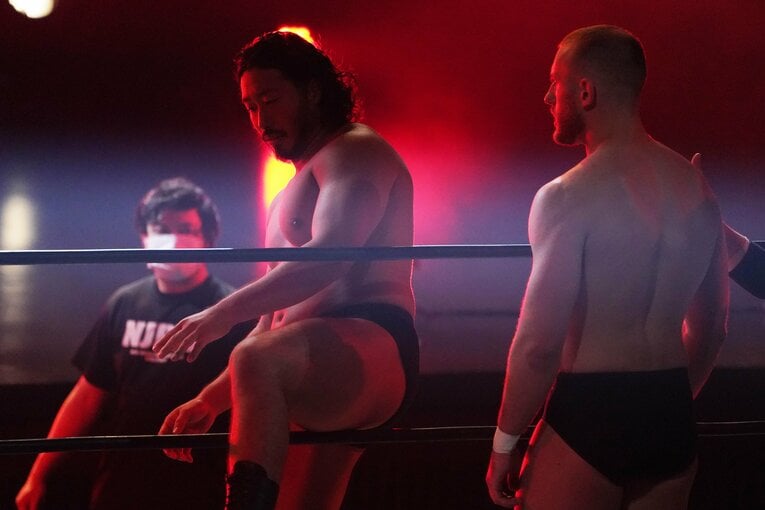 リングインする辻陽太を見つめるゲイブリエル・キッド　©Essei Hara