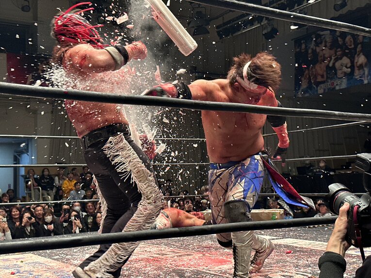 スワイプすると「エル・デスペラードvs葛西純」など激闘写真をご覧になれます　©Norihiro Hashimoto